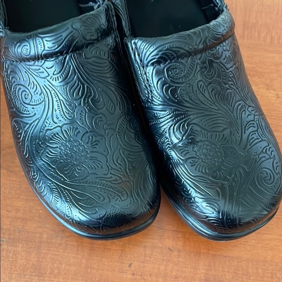 BareTraps Black Mules with Textured Comfort - Picture 3 of 5